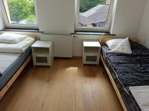 HelfantHelfant Luxembourg Standard Double Room 4的小房间设有两张床和两个窗户