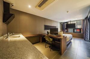TV a/nebo společenská místnost v ubytování Zenith Hotel Bupyeong