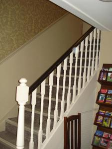eine Treppe mit weißen Geländern und einer Treppe in der Unterkunft Castle Inn by Greene King Inns in Bakewell