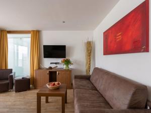 Televízia a/alebo spoločenská miestnosť v ubytovaní Apartment Emma-4 by Interhome