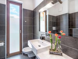 Ванная комната в Apartment Emma-8 by Interhome