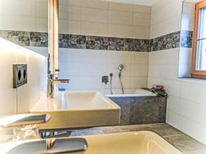 Ванна кімната в Apartment Das Panoramal by Interhome