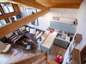 una vista sul soffitto di un soggiorno e di una cucina in una baita di tronchi di Apartment Les Arsets 308-15 by Interhome a Taveyannaz