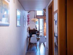 una cucina e una sala da pranzo con tavolo e sedie di Apartment Les Arsets 308-15 by Interhome a Taveyannaz Altre 25 foto