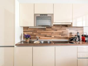 Cucina o angolo cottura di Apartment Emma-1 by Interhome