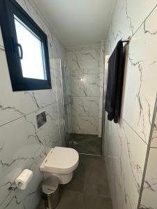 Luxurious two bedroom apartment with roof garden的一间浴室