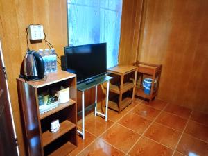 TV a/nebo společenská místnost v ubytování บ้านสวนมรกตชลิสา