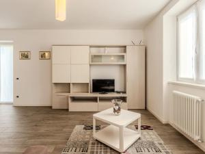 GarzenoにあるApartment Il Melo-2 by Interhomeの白いリビングルーム(テーブル、テレビ付) +26枚の写真