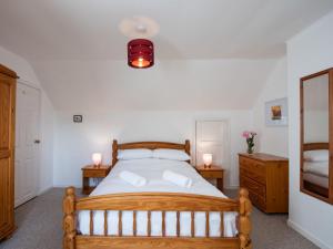 Katil atau katil-katil dalam bilik di Holiday Home Jenkins Cottage by Interhome