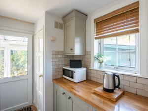 Dapur atau dapur kecil di Holiday Home Jenkins Cottage by Interhome +13 gambar