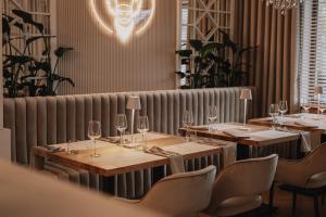 Reštaurácia alebo iné gastronomické zariadenie v ubytovaní Skansen Bicz Resort