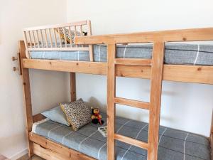 Palanda nebo palandy na pokoji v ubytování Studio La Comtesse-11 by Interhome