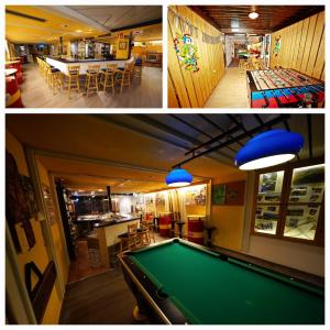 une salle avec un billard et un bar dans l'établissement Ferienwohnung deine Auszeit im Allgäu, à Missen-Wilhams