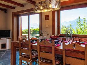uma sala de jantar com mesa e cadeiras e uma grande janela em Chalet Nelly by Interhome em Veysonnaz mais 37 fotografias