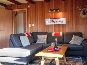 uma sala de estar com um sofá e uma mesa em Chalet Nelly by Interhome em Veysonnaz