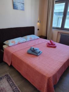 une chambre avec un lit avec deux serviettes dessus dans l'établissement Conchiglia Magica Golfo dei Poeti, à La Spezia