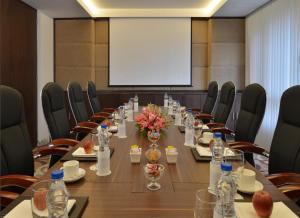 Zona business o sala conferenze di Golden Tulip Srinagar