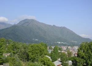 Vista generica sulle montagne o vista sulle montagne dall'interno dell'hotel