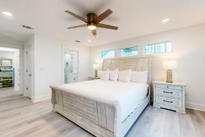 a bedroom with a bed and a ceiling fan at Bahia Beauty - Master House in Navarre