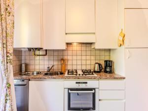 Kuchyň nebo kuchyňský kout v ubytování Apartment Francesca by Interhome