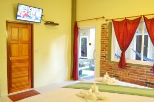Un televizor și/sau centru de divertisment la Lanta Baan Nok Resort +26 fotografii