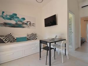 TV a/nebo společenská místnost v ubytování Holiday Home Mirto Marino-7 by Interhome