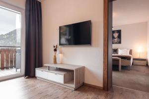 Televízia a/alebo spoločenská miestnosť v ubytovaní Alpen-Appartements Zürcher