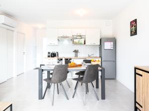 Kuchyň nebo kuchyňský kout v ubytování Apartment Jade et Elena-4 by Interhome