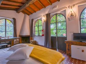 Μια τηλεόραση ή/και κέντρο ψυχαγωγίας στο Apartment Corsonna by Interhome