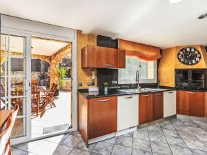 Kuchyň nebo kuchyňský kout v ubytování Holiday Home Cascada by Interhome