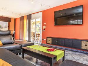 TV a/nebo společenská místnost v ubytování Holiday Home Cascada by Interhome + 24 fotografií
