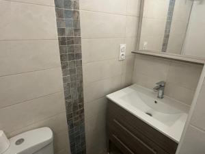 Ένα μπάνιο στο Studio Les arbousiers