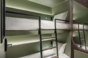 Letto o letti a castello in una camera di Pods by The Usual Rotterdam