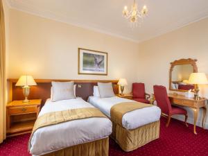 Postel nebo postele na pokoji v ubytování Grant Arms Hotel