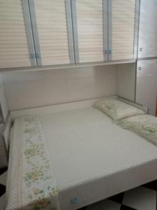 2 letti posti in una stanza con finestre di Savoca Apartment a Giardini Naxos