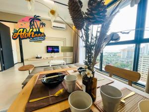 Urban Suites Stylish 3BR in Georgetown with Stunning Seaview的电视和/或娱乐中心