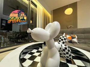 Urban Suites Stylish 3BR in Georgetown with Stunning Seaview的休息区