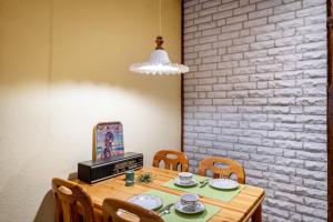 a dining room table with chairs and a microwave at Fewo Altstadtkern Waren Müritz in Waren