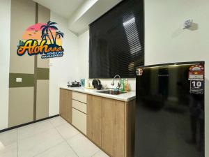 Urban Suites Stylish 3BR in Georgetown with Stunning Seaview的厨房或小厨房