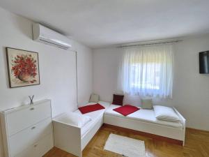 Łóżko lub łóżka w pokoju w obiekcie Apartments Brebric