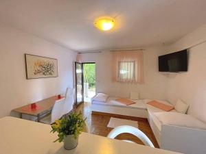 salon z kanapą i stołem w obiekcie Apartments Brebric w mieście Šilo