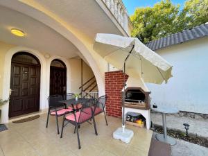 Patio lub wspólna przestrzeń na świeżym powietrzu w obiekcie Apartments Brebric