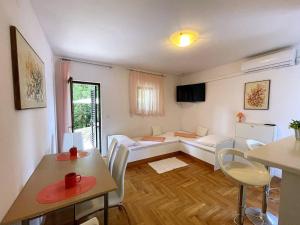 Telewizja i/lub zestaw kina domowego w obiekcie Apartments Brebric
