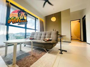 Urban Suites Stylish 3BR in Georgetown with Stunning Seaview的休息区