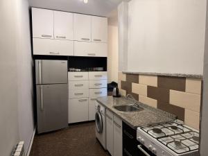 Η κουζίνα ή μικρή κουζίνα στο Apartments on Paronyan 15