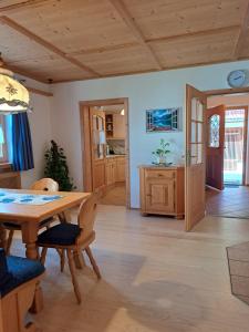 a dining room with a wooden table and chairs at Ferienwohnung Schwarzenberger in Lenggries