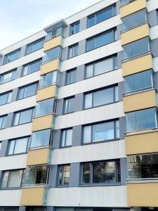 fasada budynku z wieloma oknami w obiekcie Apartment in the heart of Tampere - free parking - free wifi w mieście Tampere