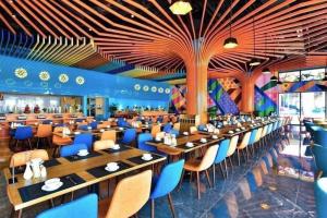Restaurace v ubytování Flamingo Hải Tiến- căn hộ 2 phòng ngủ, view quang cảnh đại dương
