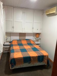 una camera da letto con un letto e armadi bianchi di Un lugar ideal para disfrutar la naturaleza a Colonia Estrella