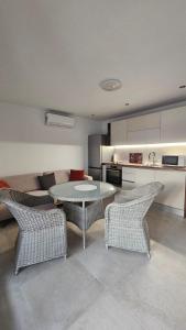 eine Küche mit Tisch und Stühlen in einem Zimmer in der Unterkunft Apartman Vitanov in Vinišće